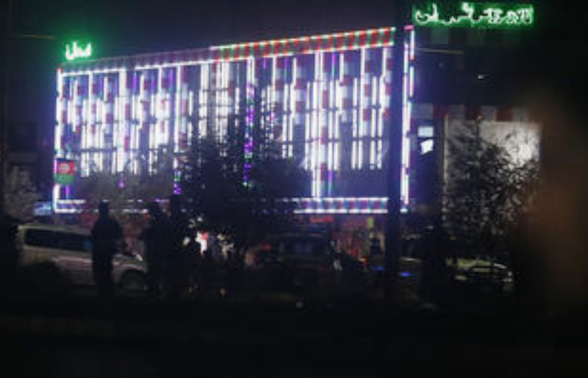 Varios policías vigilan el exterior de un salón de fiestas para bodas el domingo 18 de agosto de 2019 después de que una explosión ocurrida el sábado en la noche en el lugar dejó numerosas víctimas en Kabul, Afganistán. (AP Foto/Rafiq Maqbool)