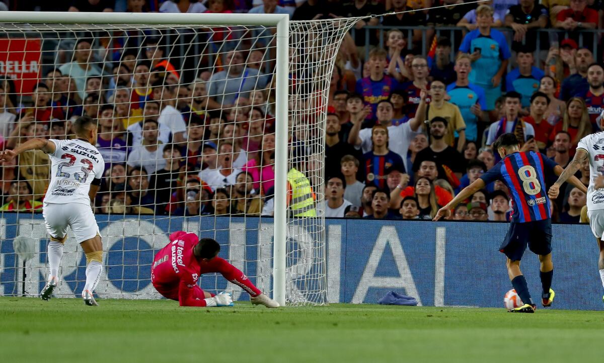 Pedri se apresta a anotar tras eludir al arquero en la victoria 6-0 de Barcelona sobre los Pumas 