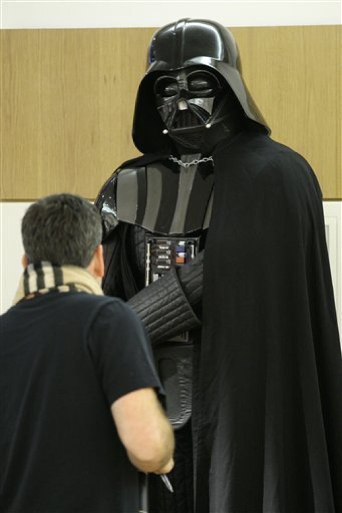 hebzuchtig Bij naam rivier Darth Vader' costume can't find new owner at sale - The San Diego  Union-Tribune