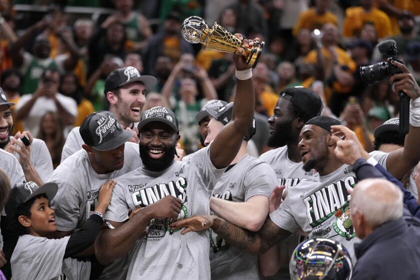 El base de los Celtics de Boston Jaylen Brown celebra con sus compañeros tras ganar por barrida la serie de finales de la Conferencia Este ante los Pacers de Indiana el lunes 27 de mayo del 2024. (AP Foto/Michael Conroy)