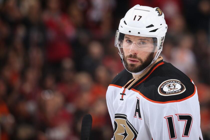 GLENDALE, AZ - JANUARY 14: Ryan Kesler #17 of the Anaheim Ducks during the NHL game against the Arizona Coyotes at Gila River Arena on January 14, 2017 in Glendale, Arizona. The Ducks defeated the Coyotes 3-0. (Photo by Christian Petersen/Getty Images) ** OUTS - ELSENT, FPG, CM - OUTS * NM, PH, VA if sourced by CT, LA or MoD **