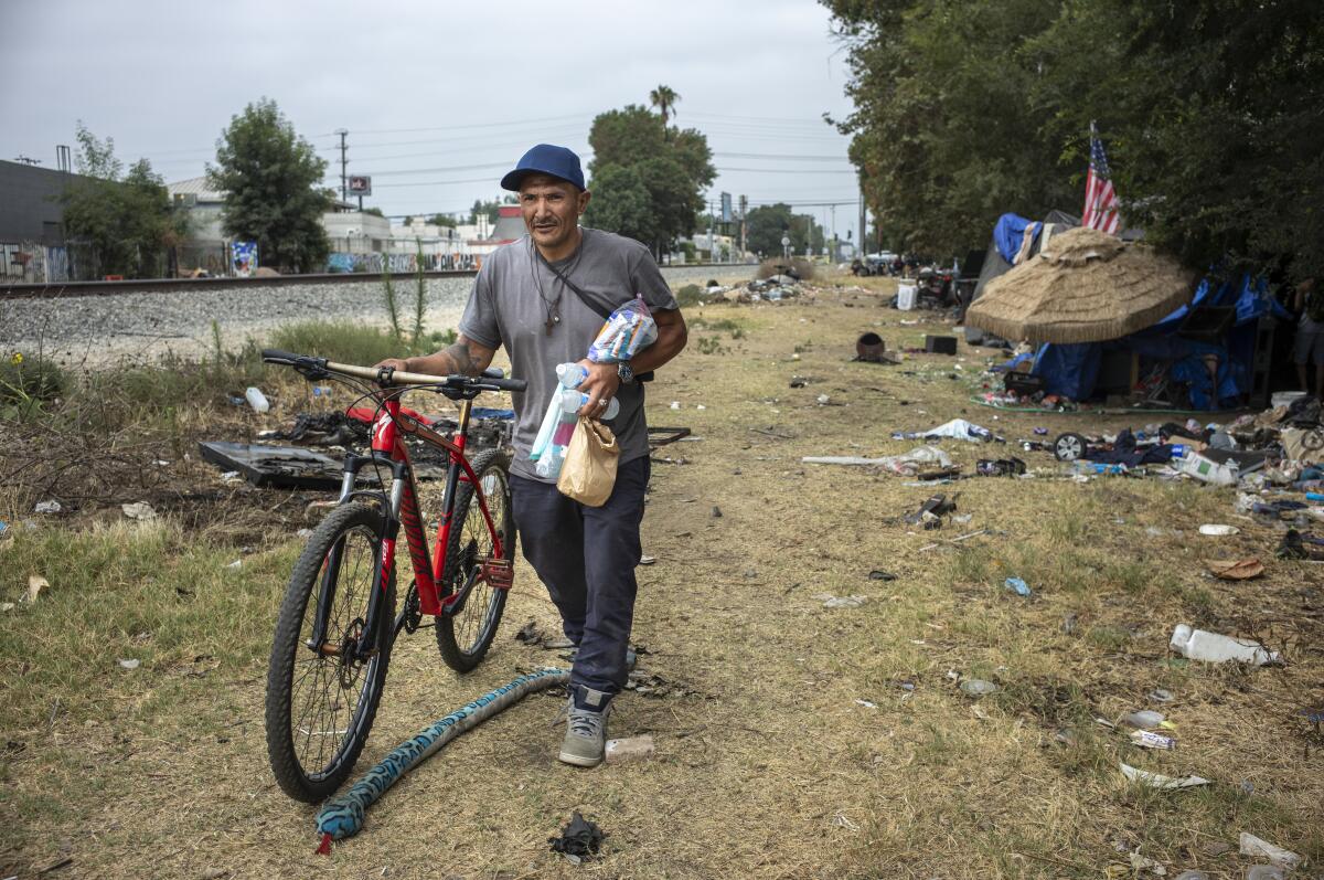 El lugar de Quinnes pasa su bicicleta cerca de su refugio en el norte de Hollywood.