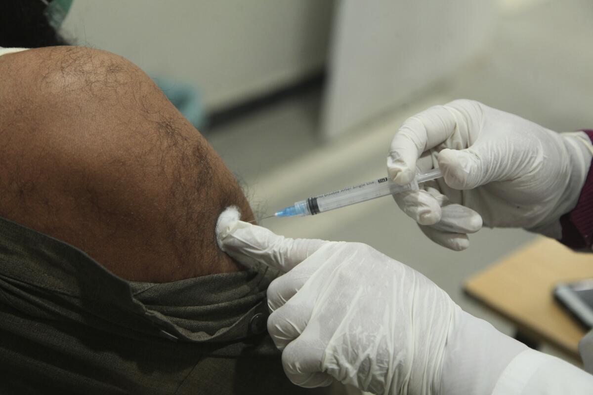 Un hombre recibe una dosis de la vacuna contra el COVID-19