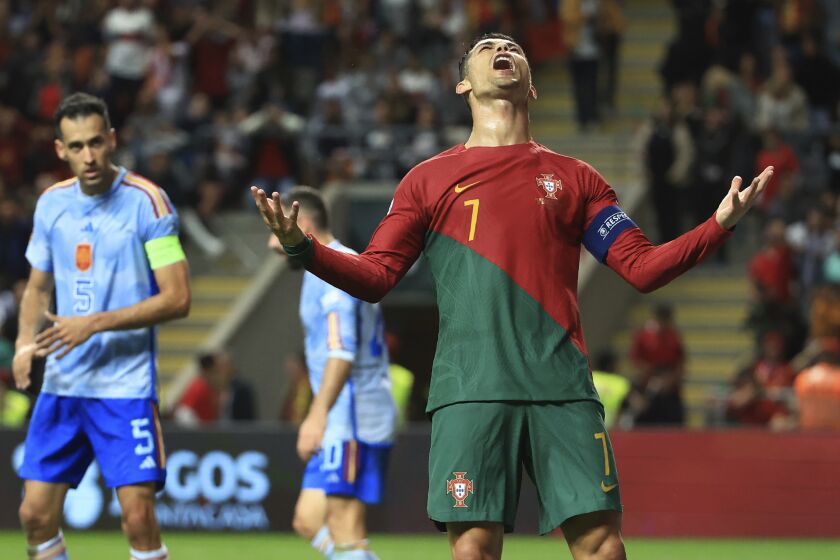 Cristiano Ronaldo reacciona tras desperdiciar una ocasión de gol en el partido entre Portugal y España por la Liga de las Naciones en Braga, el 27 de septiembre de 2022. (AP Foto/Luis Vieira)