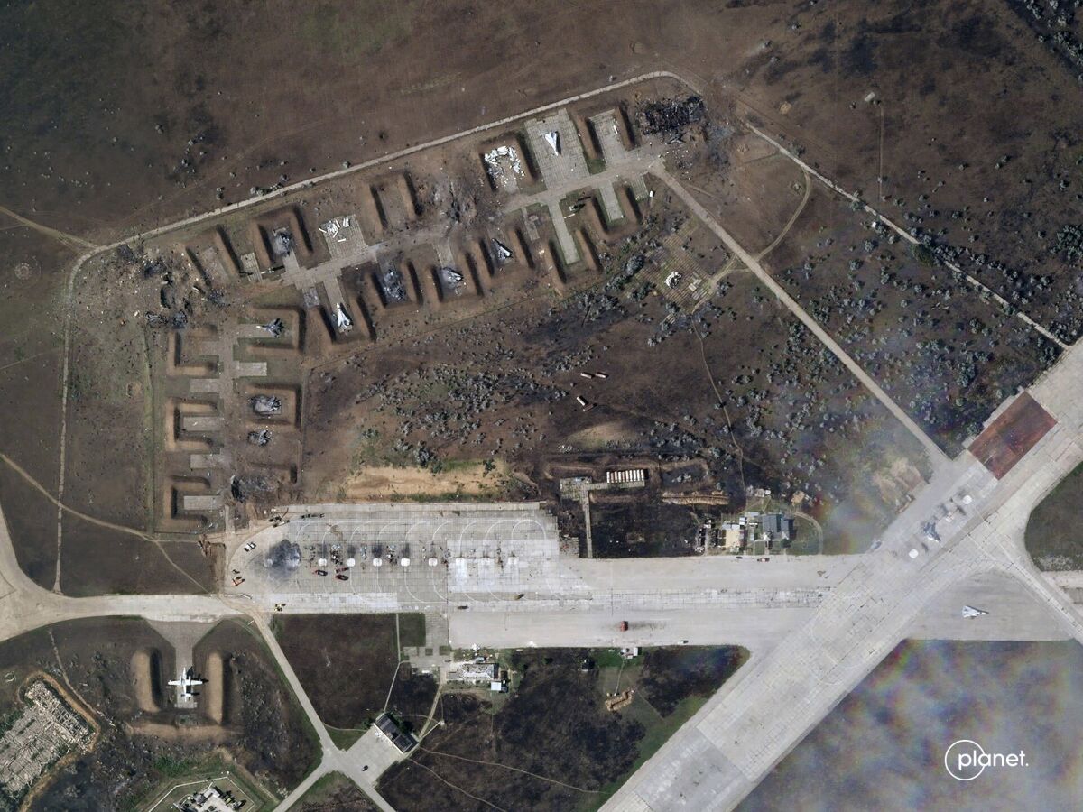 Esta imagen satelital proporcionada por Planet Labs PBC muestra aviones rusos destruidos 