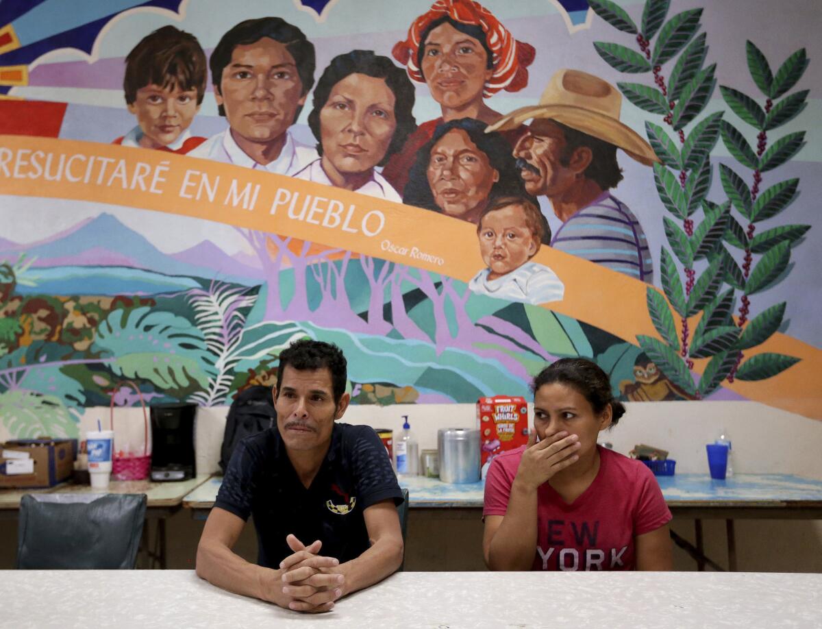Melvin e Iris, ambos de Honduras, relatan cómo fueron separados de sus hijos en la frontera entre Estados Unidos y México, en una conferencia de prensa el lunes 25 de junio del 2018 en El Paso, Texas.