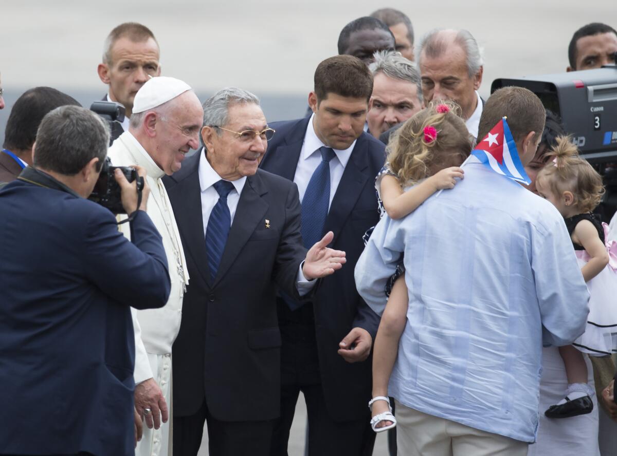 Presidente cubano Raíl Castro, centro, y papa Francisco saludan a niños en el aeropuerto de La Habana. Francisco inició una gira de 10 días por Cuba y EEUU, en la que exhortó a los otrora enemigos en la Guerra Fría que avancen en su reconciliación, un proceso que el pontífice ayudó a iniciar. (AP Foto/Ramon Espinosa)