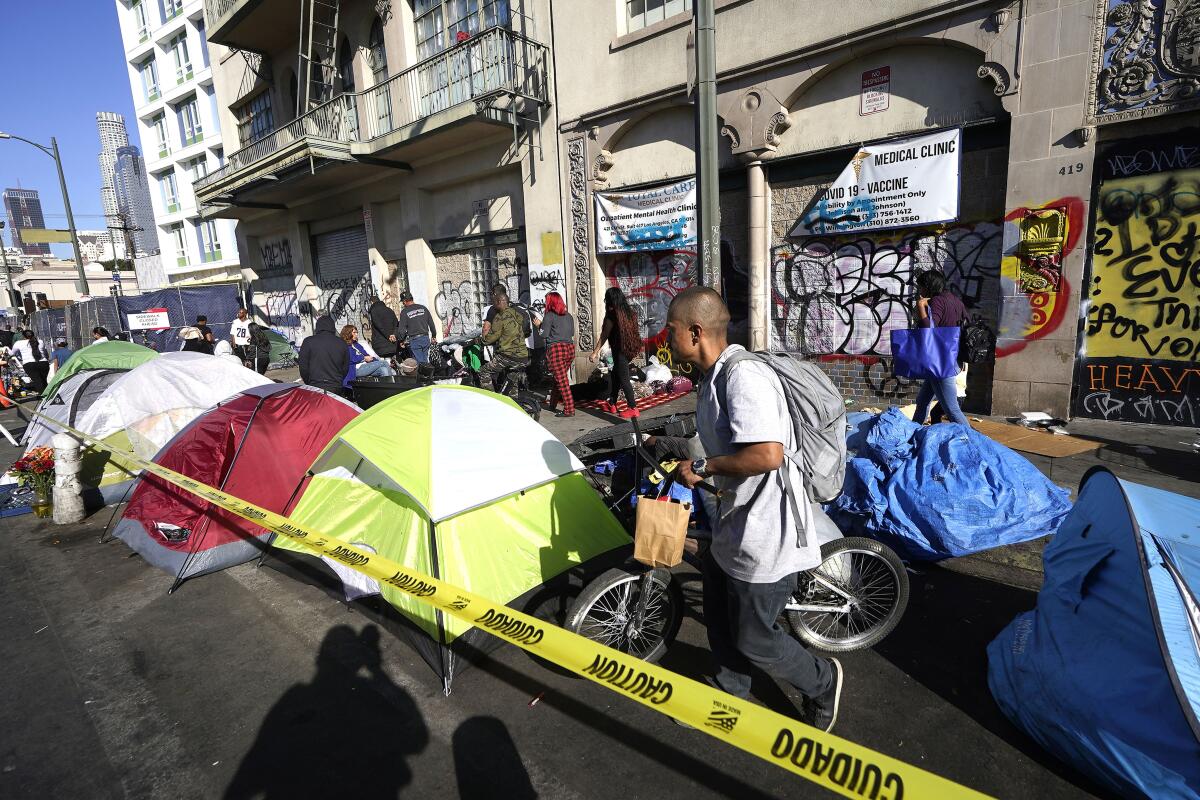 ARCHIVO - Gente hace fila junto a carpas para participar de una comida del Día de Acción de Gracias 