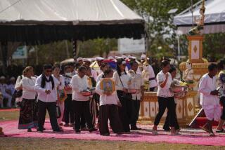 ARCHIVO - En esta imagen publicada por la Agence Kampuchea Press (AKP), familiares de soldados camboyanos se reúnen para el cortejo fúnebre de todos los fallecidos en una explosión de munición en una base militar en la provincia de Kampong Speu, Camboya, el 28 de abril de 2024. (AKP via AP, Archivo)
