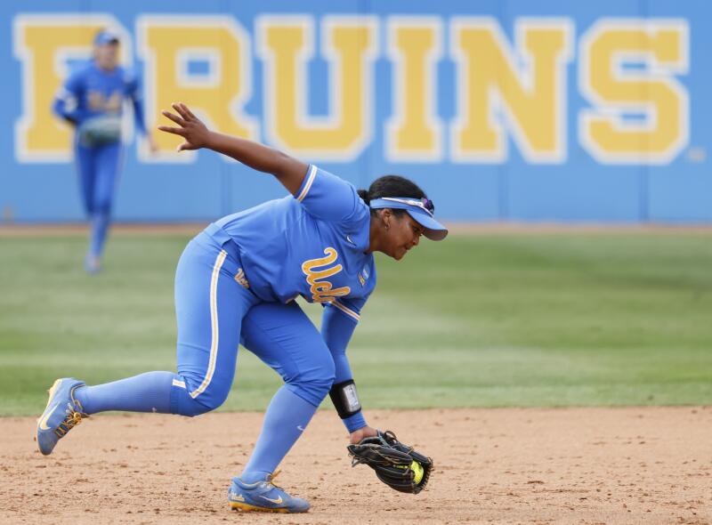 UCLA infielder Kaniya Bragg topu tarıyor.