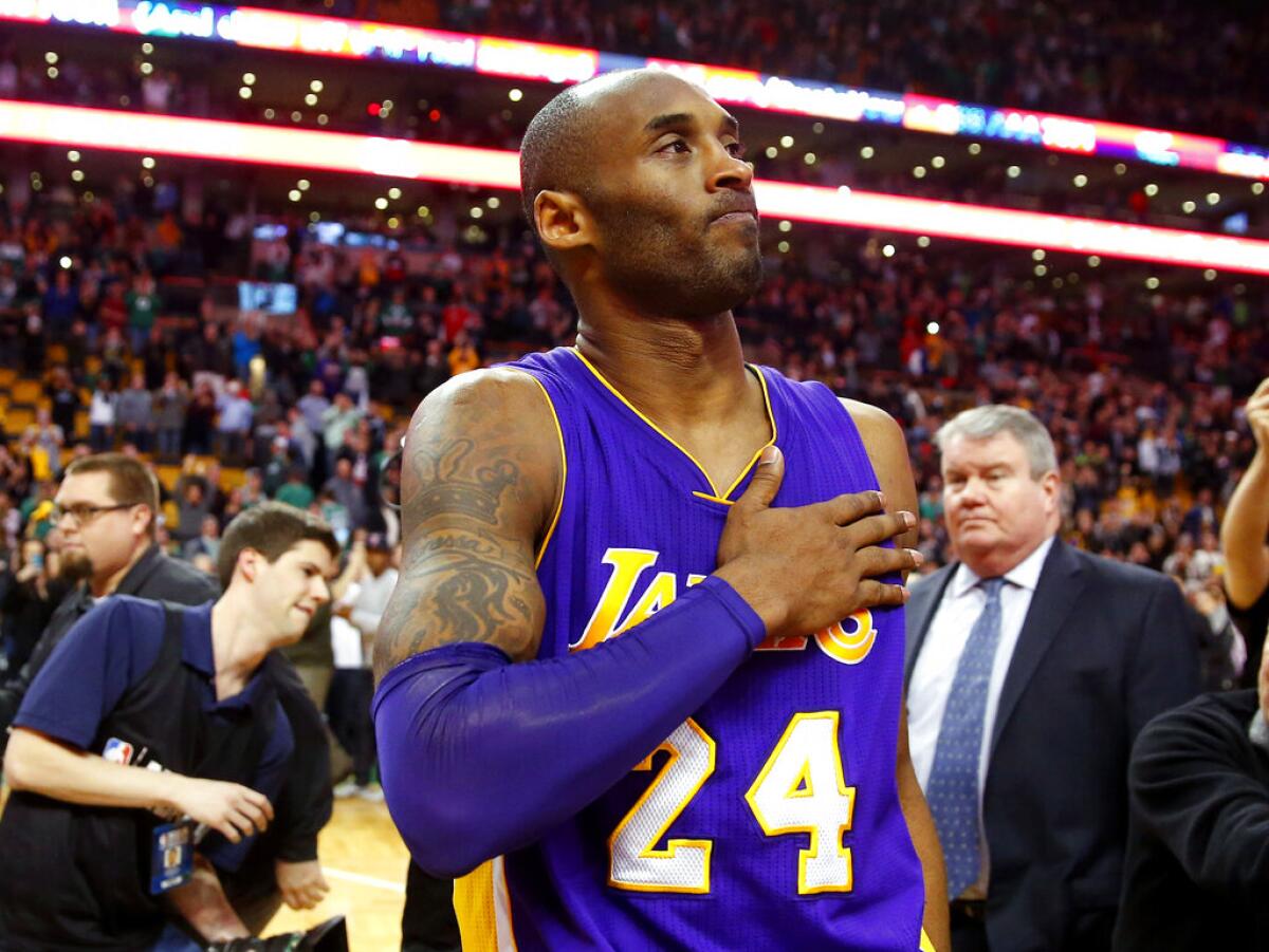 Kobe Bryant tras una victoria de sus Lakers de Los Ángeles en un partido de la NBA en Boston.