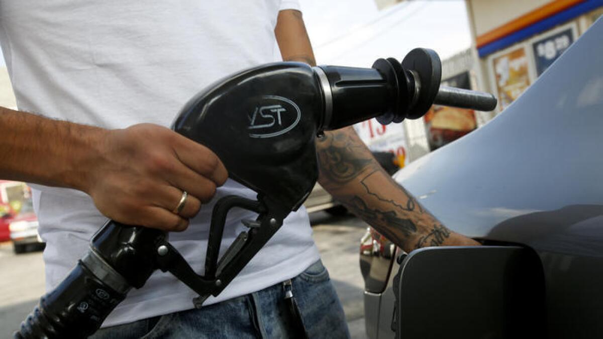 El 14 de noviembre de 2014, un cliente llena el tanque de gasolina de su auto en una estación Arco sobre Whittier Boulevard en Los Angeles.