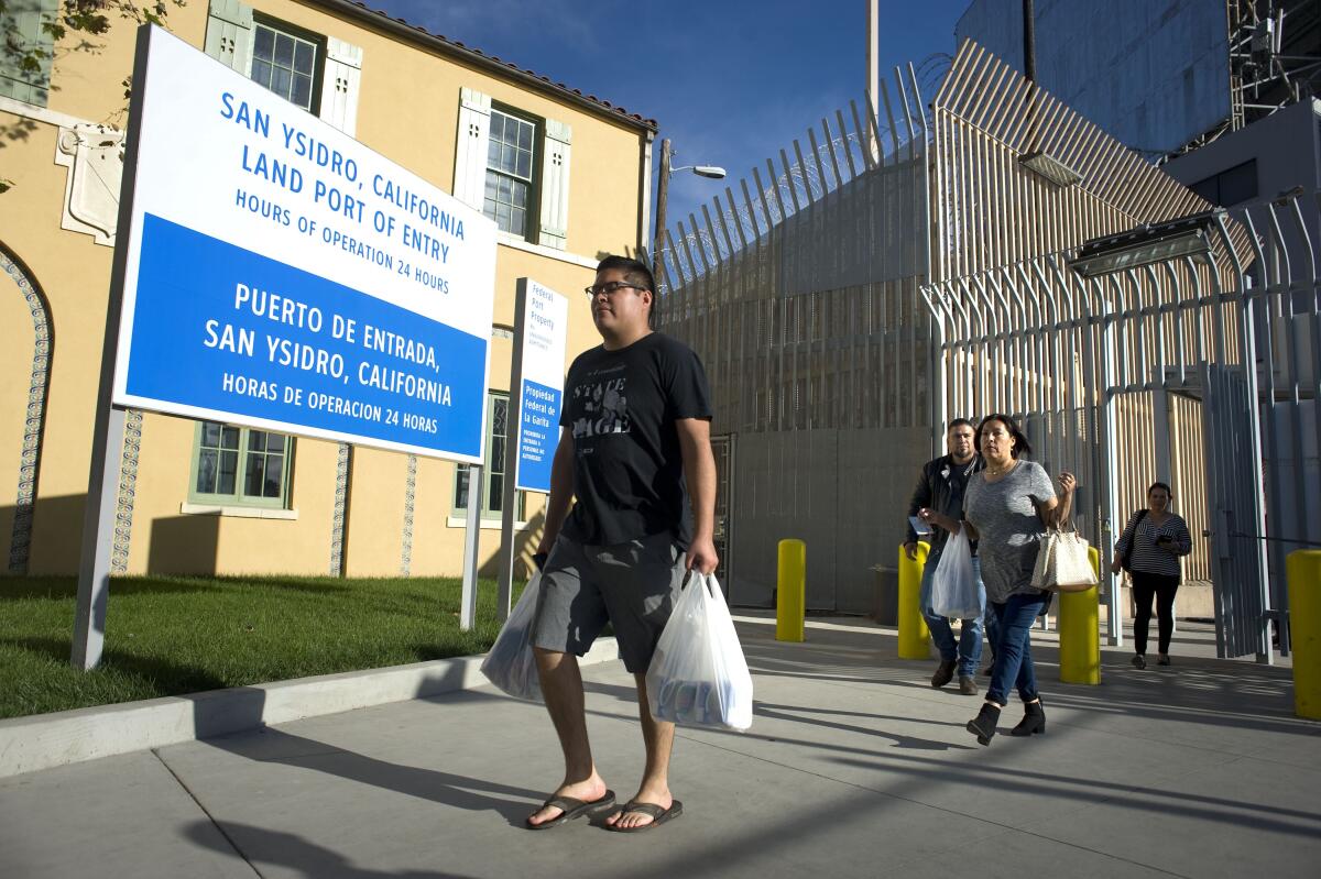 Fotografía donde aparecen una personas mientras entran por la valla de garita de San Ysidro en San Diego, California. EFE/David Maung/Archivo