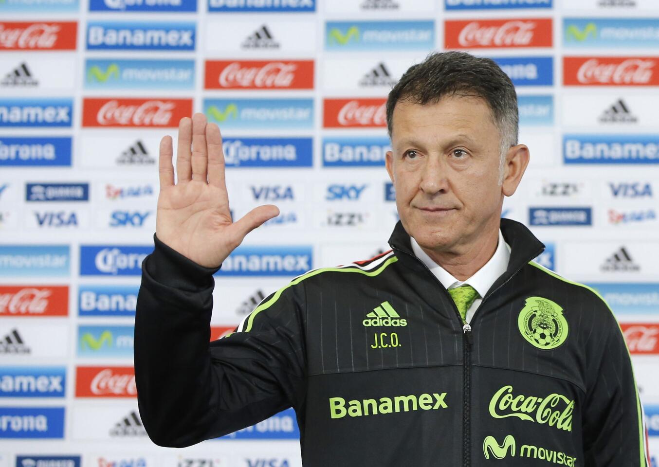 El nuevo técnico de la selección mexicana de fútbol, el colombiano Juan Carlos Osorio, saluda en una conferencia de prensa hoy, miércoles 14 de octubre de 2015, en el Centro de Alto Rendimiento (CAR) de la capital. Osorio dijo que entiende bien la gran responsabilidad que significa dirigir a la selección de México y destacó que su objetivo es clasificar a la Copa del Mundo Rusia 2018. EFE/José Méndez ** Usable by HOY, FL-ELSENT and SD Only **