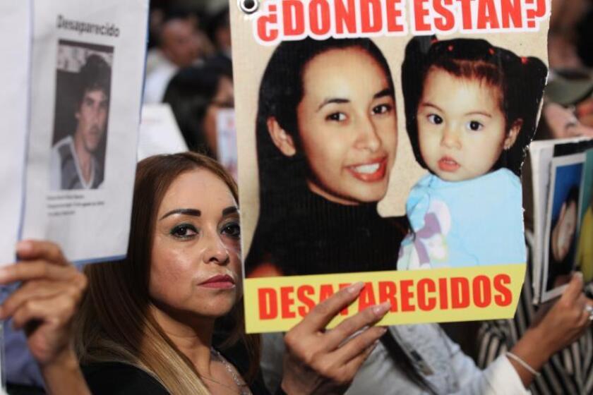 Familiares de desaparecidos se manifiestan este lunes durante la presentación deI informe del Sistema Nacional de Búsqueda (SNB), en Ciudad de México (México). EFE