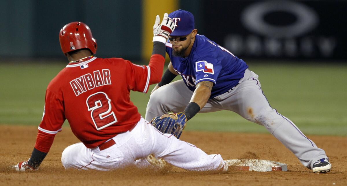 Rougned Odor (d), segunda base de los Rangers, pone out a Erick Aybar, de los Angels.