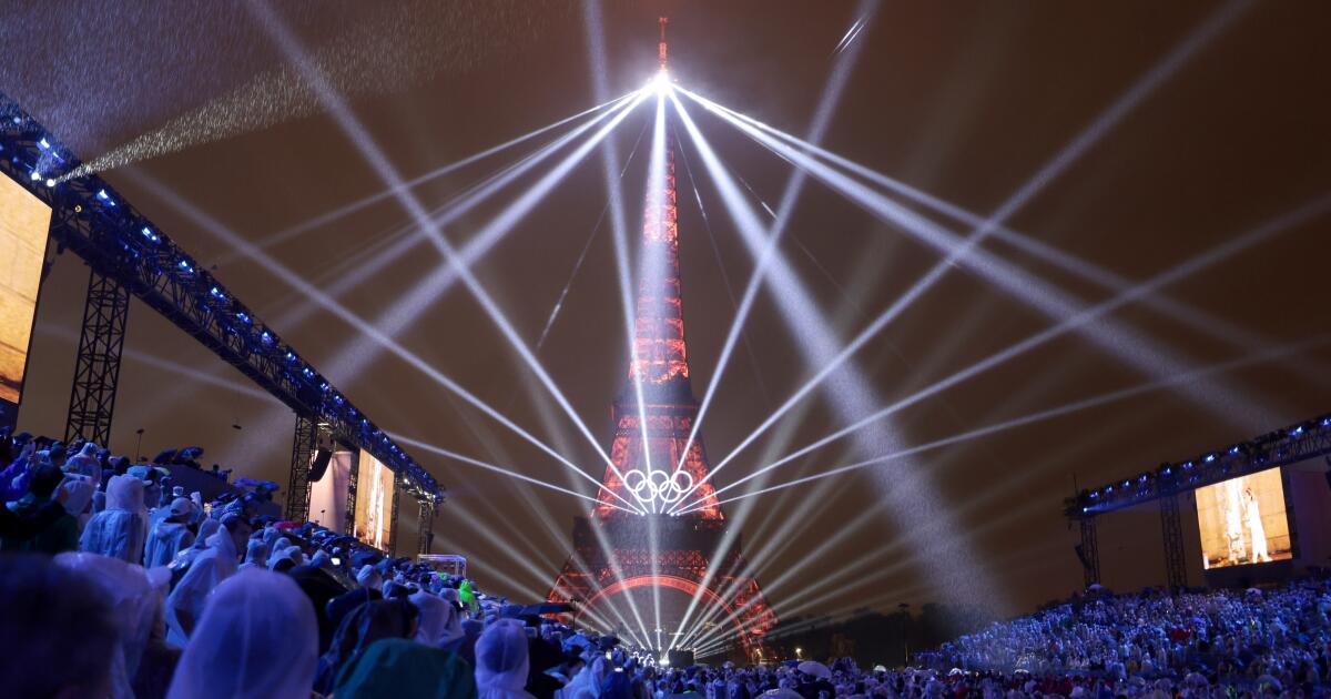 Dalam gambar: Paris menjadi latar upacara pembukaan Olimpiade yang penuh warna