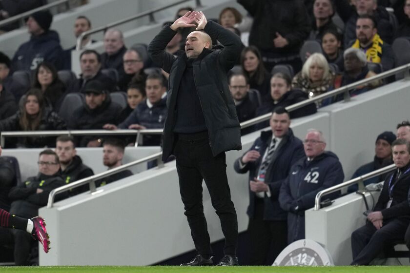 El técnico del Manchester City Pep Guardiola reacciona durante el encuentro ante el Tottenham en la Liga Premier el domingo 5 de febrero del 2023. (AP Foto/Kin Cheung)
