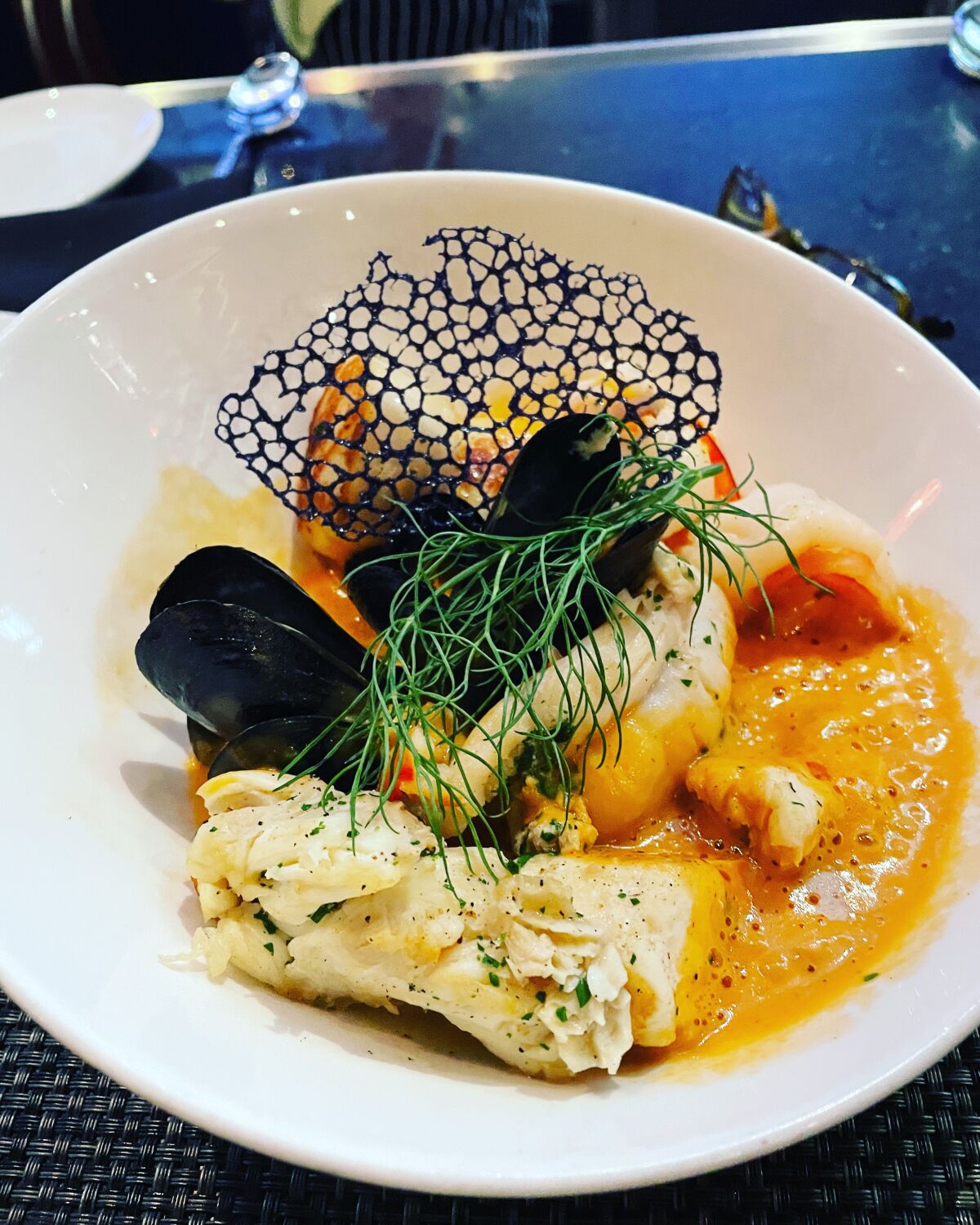 Michael's Zuppa di Pesce, um prato de frutos do mar com molho puri monti no Polo Steakhouse em Carlsbad.