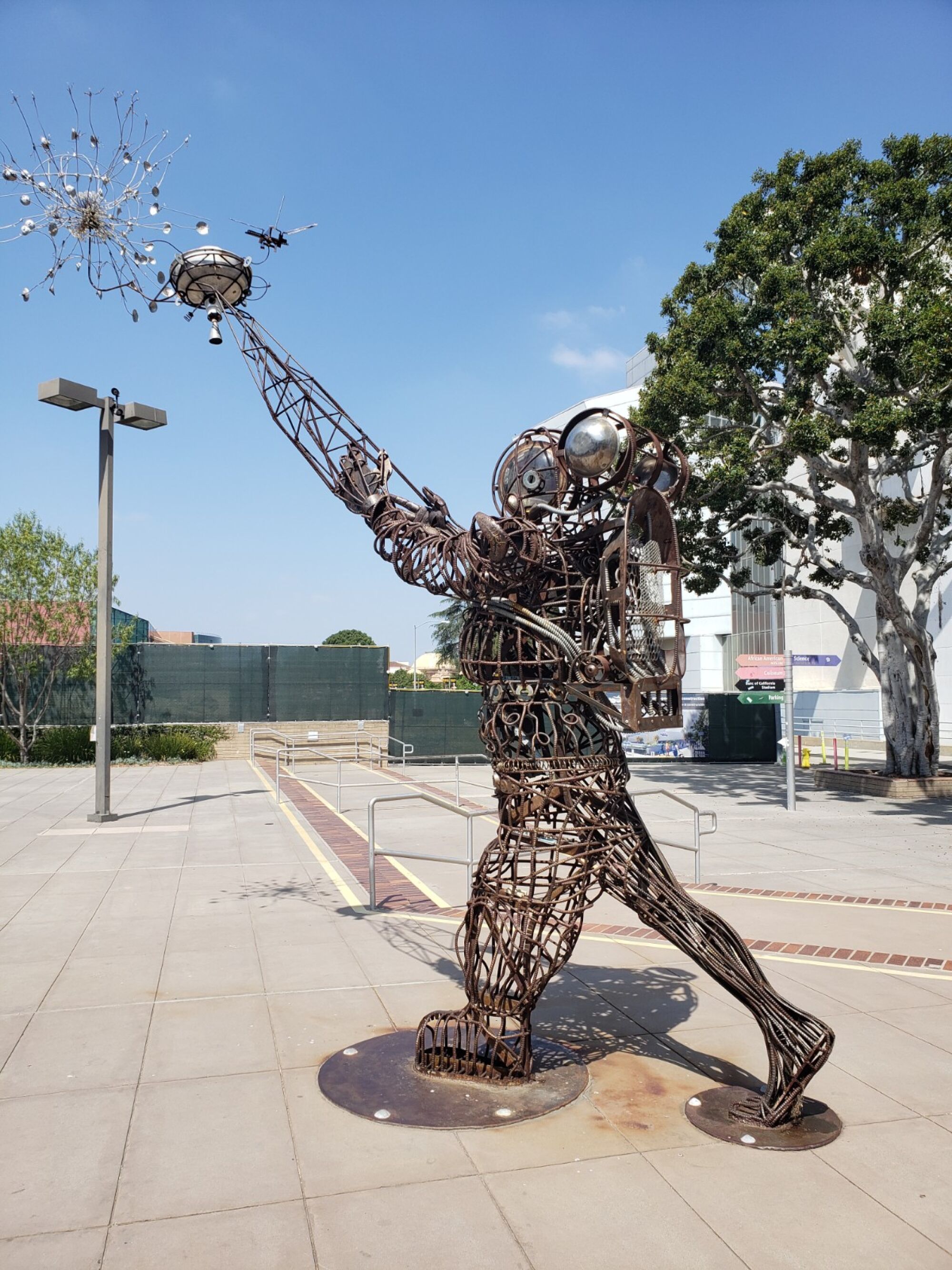 Statue de Charles Dickson "Souhaiter une étoile" devant le California African American Museum à Los Angeles.