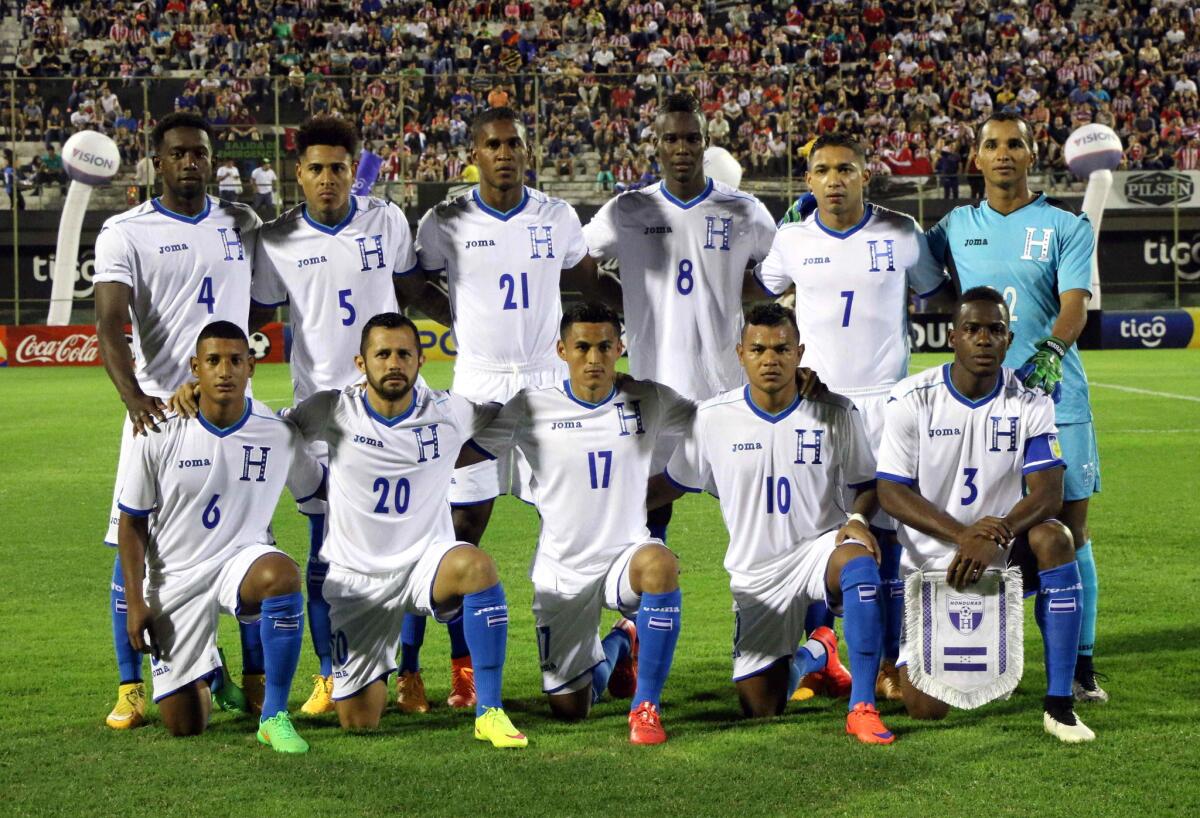 Los jugadores de la selección de Honduras posando antes del juego amistoso contra Paraguay, en Asunción.