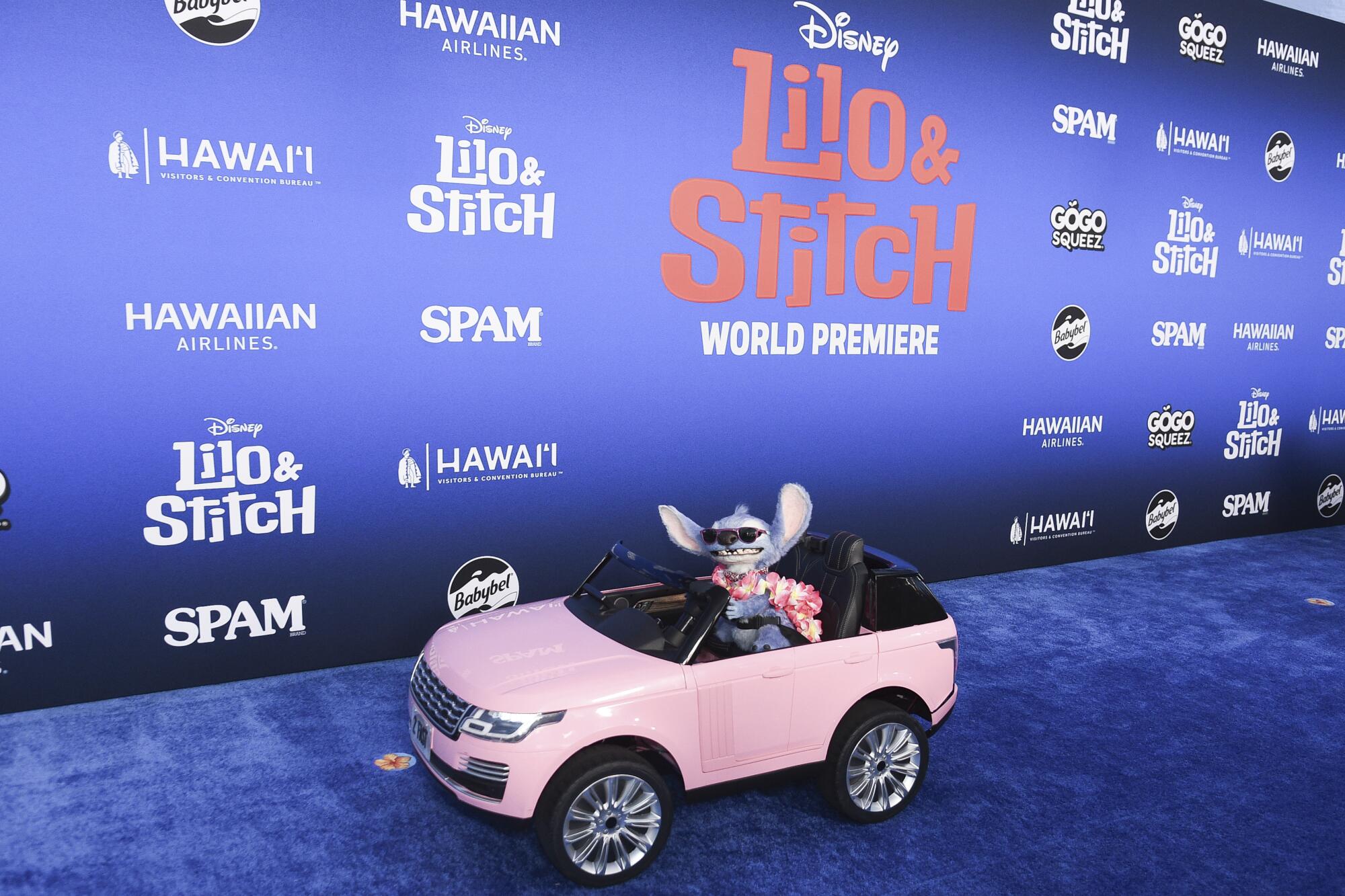 Stitch llega a la premiere de "Lilo and Stitch" el 17 de mayo del 2025, en el Teatro El Capitan de Los Ángeles.