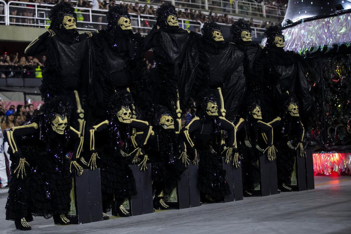 Miembros de la escuela de samba Viradouro