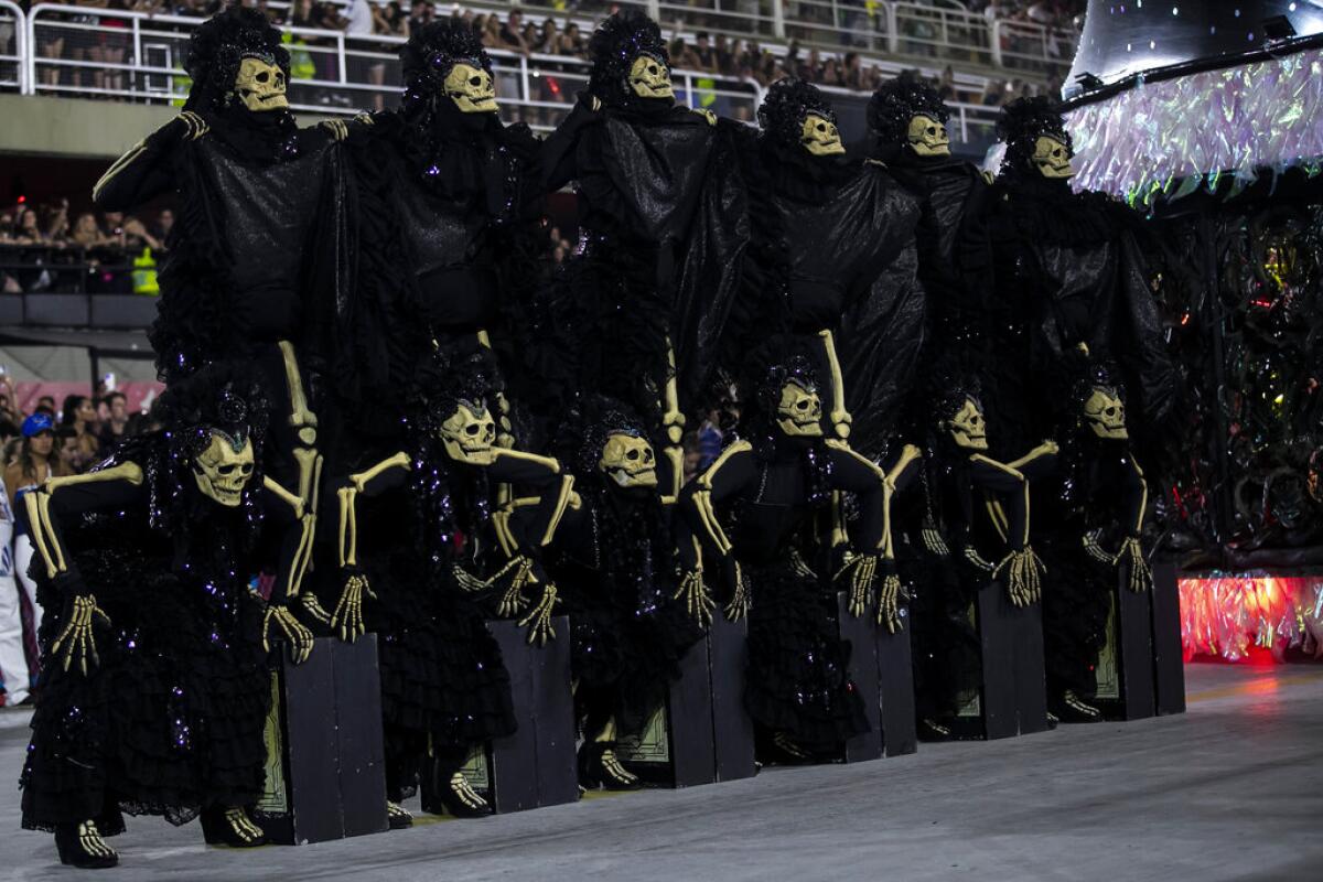 Miembros de la escuela de samba Viradouro 