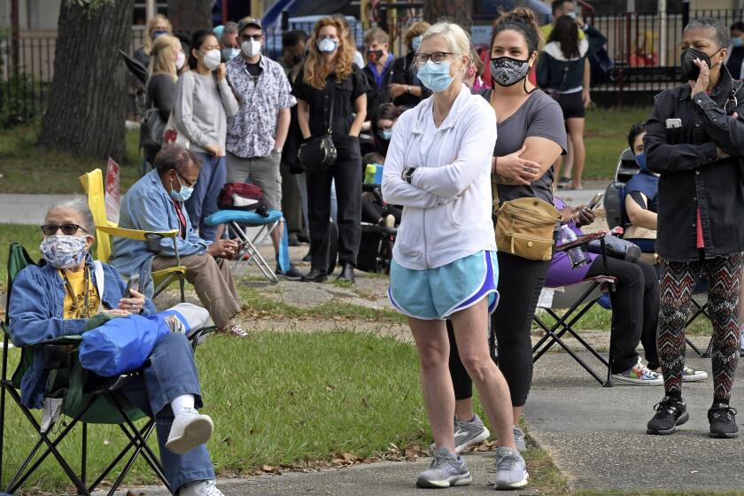 Electores hacen una larga fila en el Centro Comunitario Lake Vista el viernes 16 de octubre de 2020 para depositar su voto en forma adelantada, en Nueva Orleans. (Max Becherer/The Advocate vía AP)