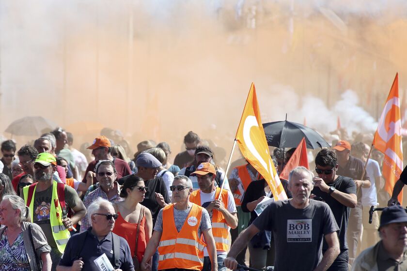 La protesta en Bayona, en el sudoeste de Francia, el 6 de junio de 2023. (Foto AP /Bob Edme)