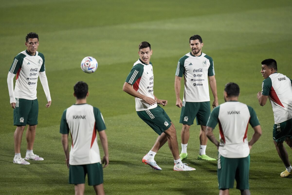 Los jugadores de México entrenan en Jor, Qatar, el miércoles 23 de noviembre de 2022.