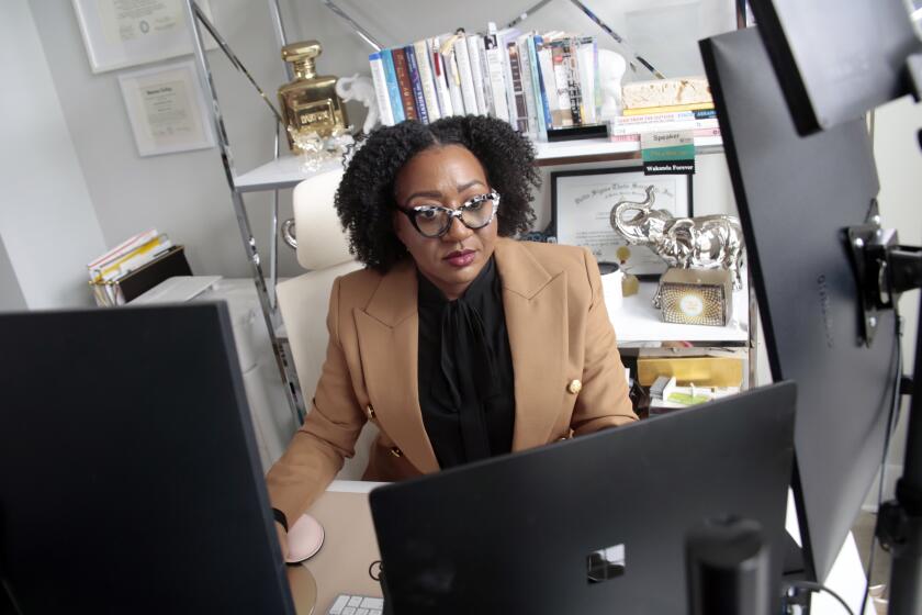 La gerente de marketing Chantel Adams trabaja en su oficina en casa, Durham, Carolina del Norte, 7 de marzo de 2024. Adams dice que no le sorprende que persista la brecha salarial entre hombres y mujeres con el mismo nivel y calidad de educación, o que sea aún más amplia entre mujeres blancas y negras. (AP Foto/Chris Seward)