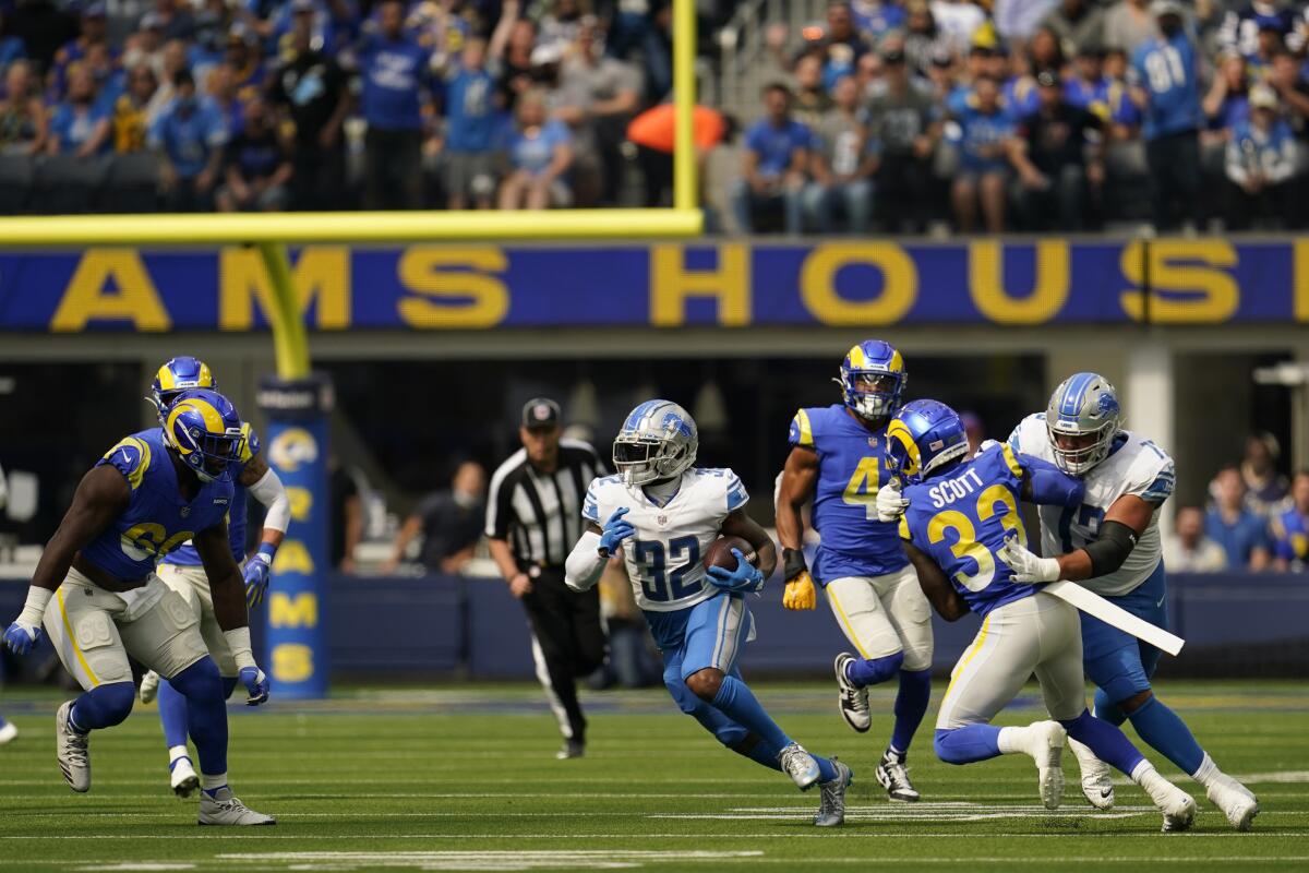 Detroit Lions running back D'Andre Swift runs for a touchdown during the first quarter against the Rams.