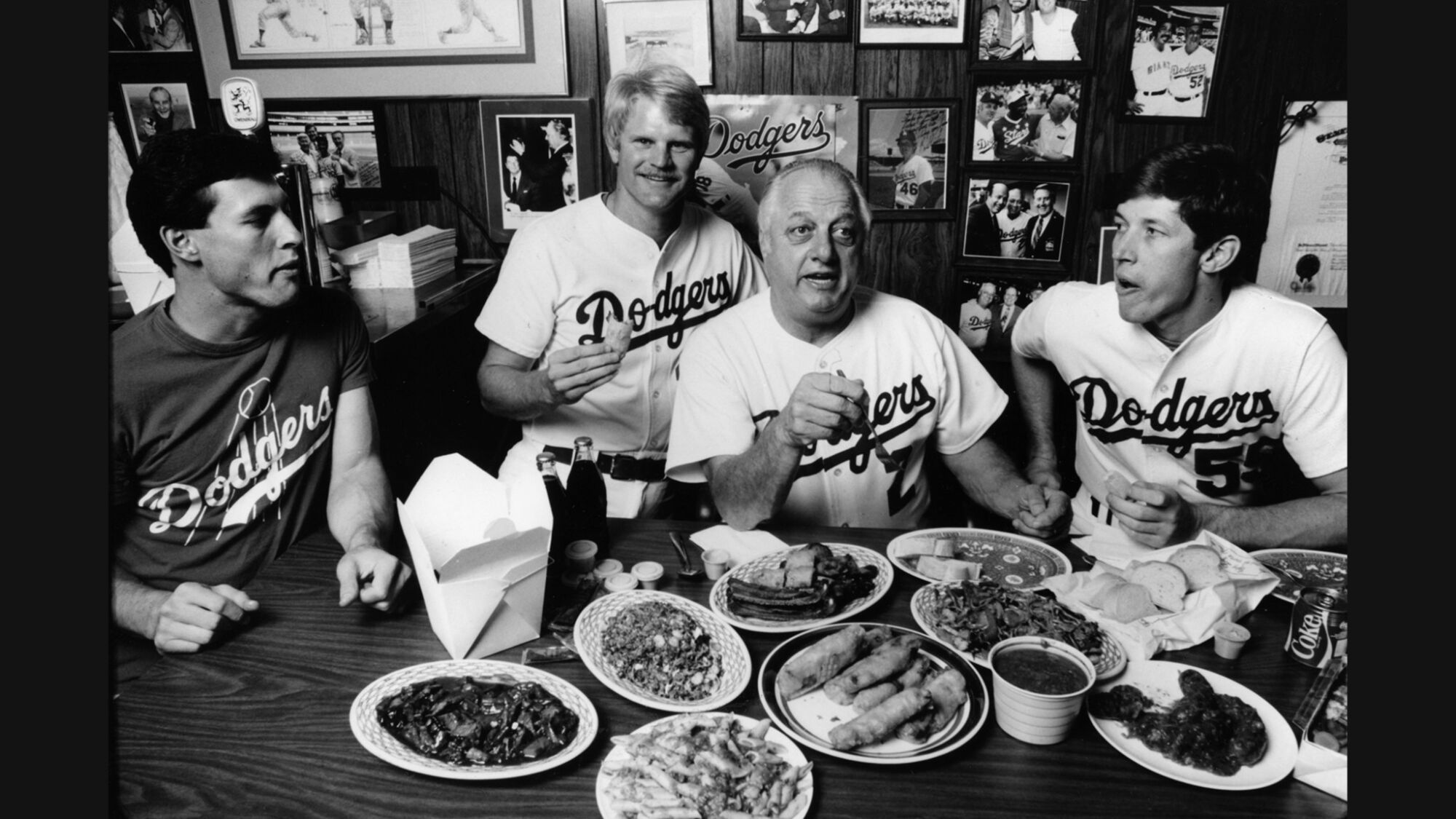 From left, Steve Sax, Jerry Reuss, Tommy Lasorda and Orel Hershiser share some Chinese and Italian food on Oct. 3, 1985.