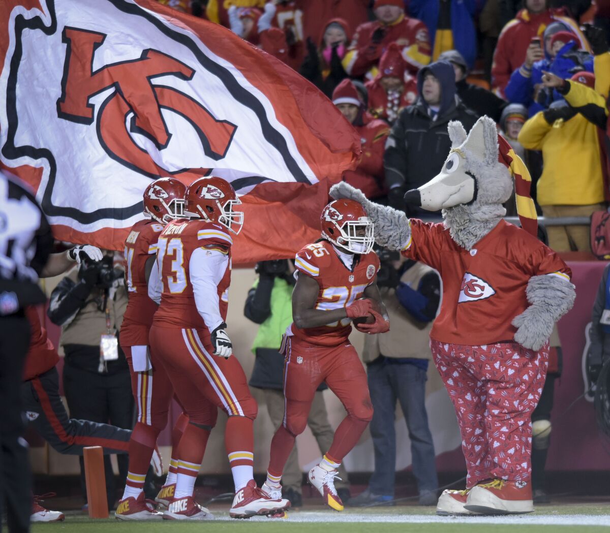 La mascotte des Chiefs de Kansas City, KC Wolf, avec Dan Meers à l'intérieur, encourage l'équipe depuis 33 ans.