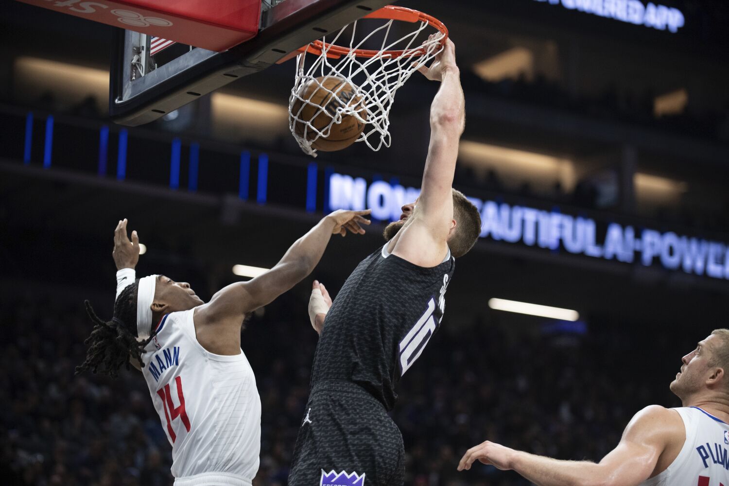 With Norman Powell out, Clippers are edged at Sacramento for fifth loss in a row