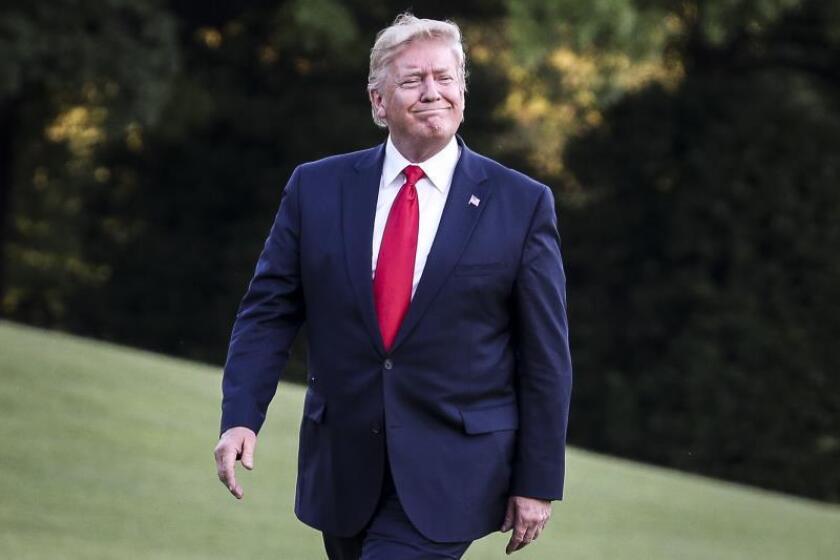 El presidente de los Estados Unidos, Donald J. Trump, camina en el jardín sur de la Casa Blanca a su regreso a Washington desde Corea del Sur en Washington, DC, EE. UU., el 30 de junio de 2019. EFE/EPA/Oliver Contreras / POOL/Archivo