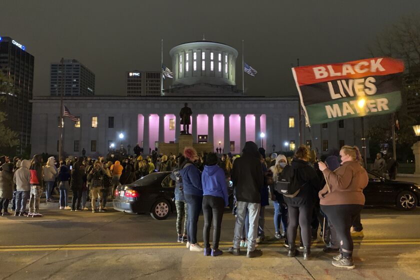 Una multitud se reúne ante el parlamento estatal de Ohio durante una protesta, el 20 de abril de 2021 en Columbus, Ohio. La policía mató a tiros el martes a una adolescente en Columbus, justo antes de que se anunciara el veredicto en el juicio contra George Floyd. (AP Foto/Jay LaPrete)