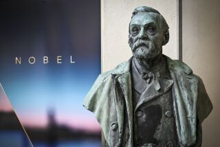 En esta imagen de archivo, un busto de Alfred Nobel, expuesto en el Instituto Karolinska, en Estocolmo, Suecia, el 3 de octubre de 2022. (Henrik Montgomery/TT News Agency vía AP, archivo)