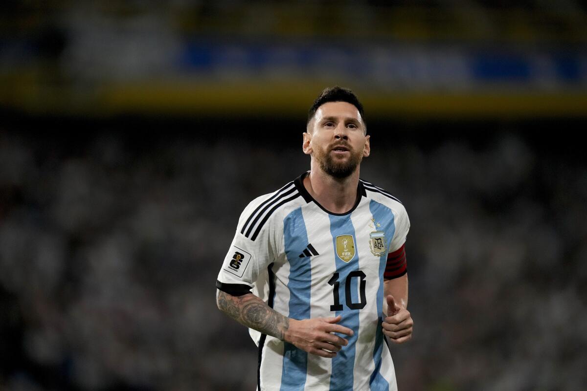 Lionel Messi de la selección nacional de Argentina corre durante un partido ante Uruguay 