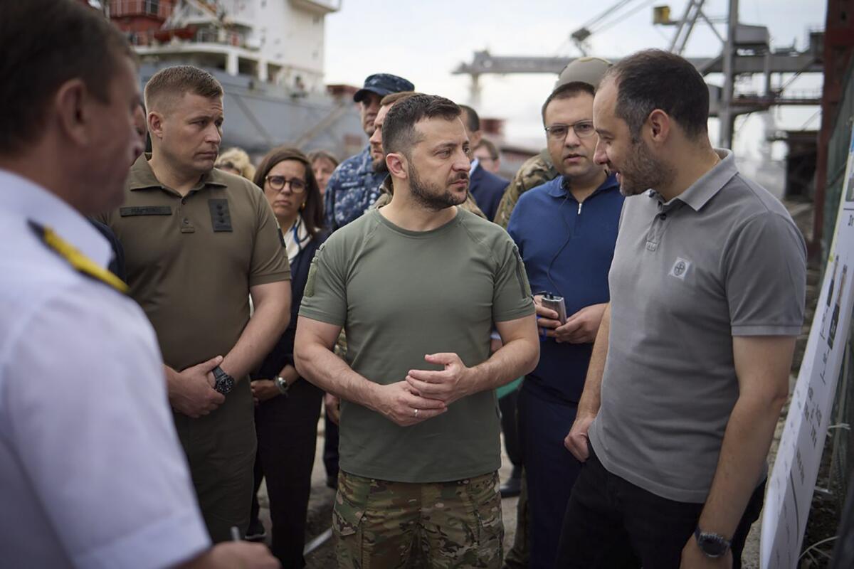 Ukrainian President Volodymyr Zelensky, center