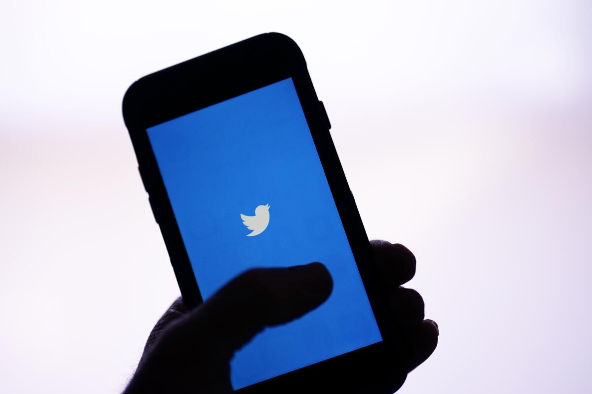 La aplicación de Twitter en un dispositivo digital, el 25 de abril de 2022, en San Diego.