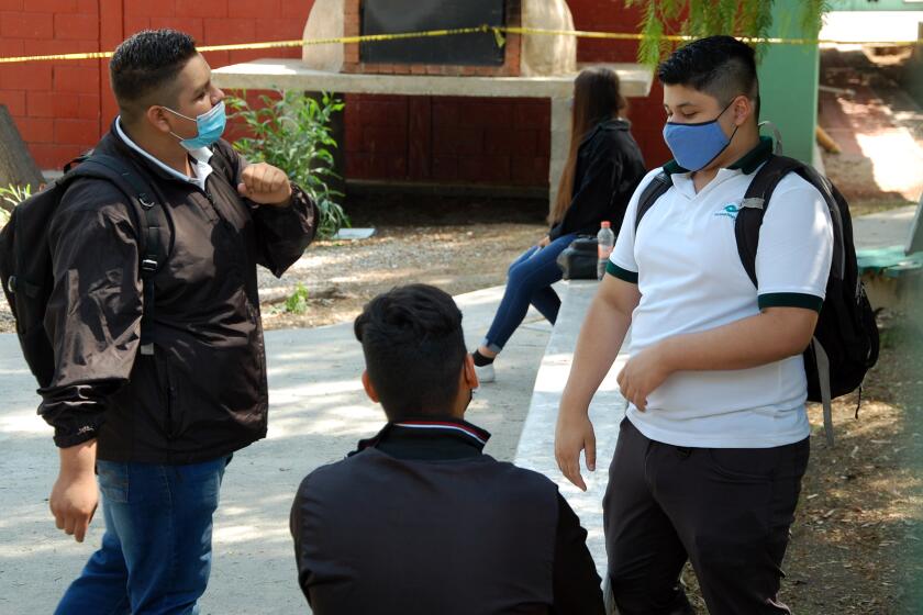 Estudiantes del Plantel Conalep Tijuana II en su primer día de regreso a clases presenciales 