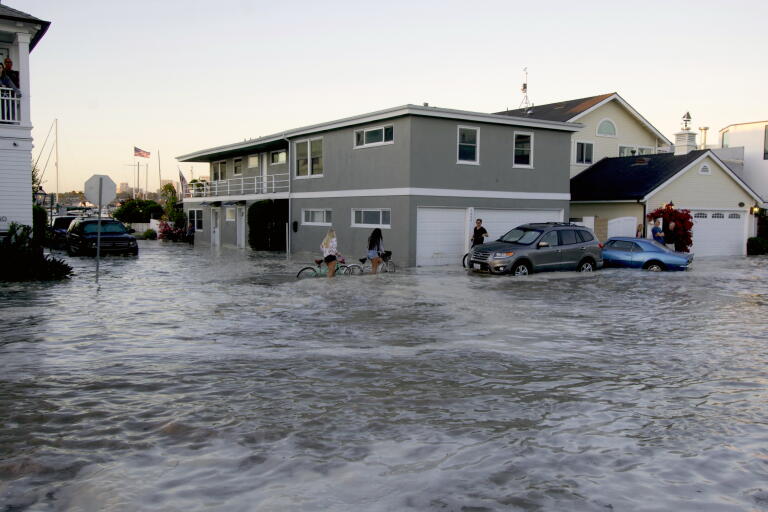 King tides prompt warning for coastal residents in Orange County Los