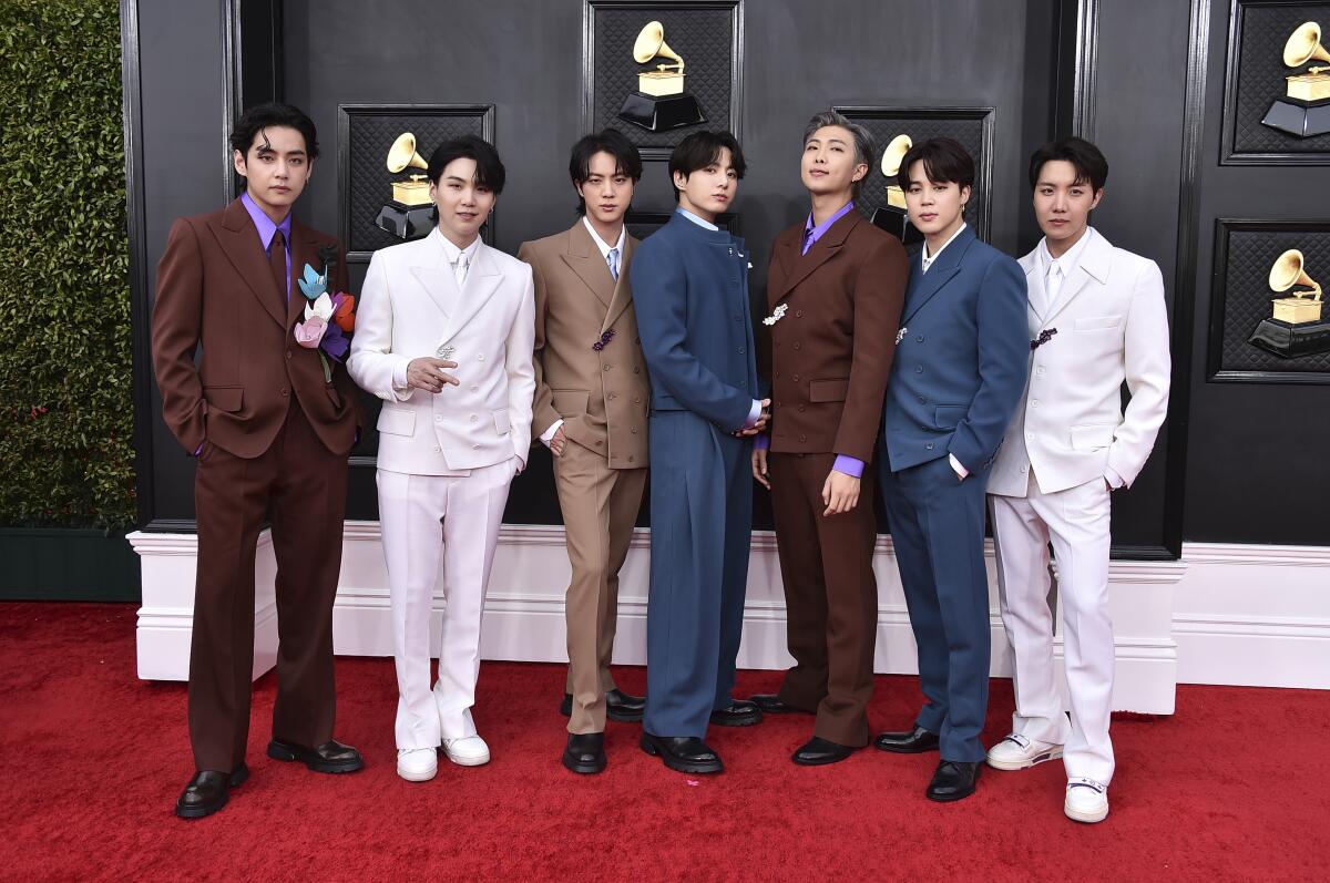 BTS llega a la 64ta entrega anual de los premios Grammy, 