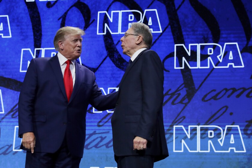 El vicepresidente ejecutivo de la NRA, Wayne Lapierre (derecha) junto a Donald Trump 