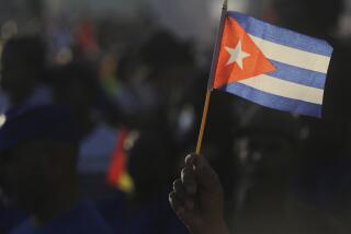 Una persona ondea una bandera cubana durante un mitin para conmemorar el Día Internacional de los Trabajadores en la Plaza José Martí en La Habana, Cuba, el miércoles 1 de mayo de 2024. (AP Foto/Ariel Ley)