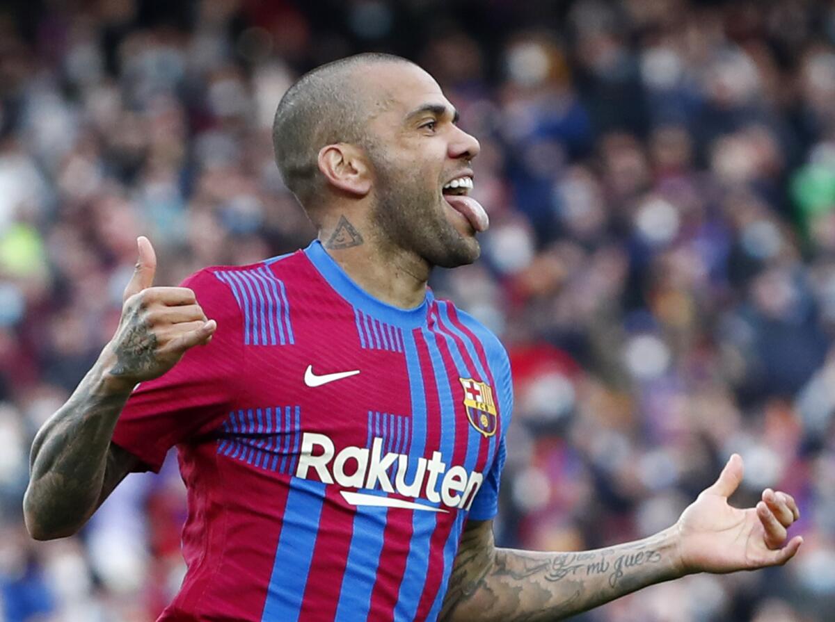 ARCHIVO - Dani Alves celebra tras anotar el cuarto gol del Barcelona ante el Atlético de Madrid