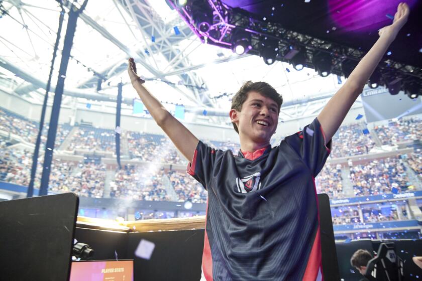 En esta foto del domingo 28 de julio del 2019 proporcionada por Epic Games, Kyle Giersdorf reacciona tras ganar el Campeonato Mundial de Fortnite en Nueva York. Giersdorf, de Pottsgrove, Pennsylvania, ganó 3 millones de dólares como el primer campeón mundial de Fortnite en solitario. (Epic Games vía AP) ** Usable by HOY, ELSENT and SD Only **