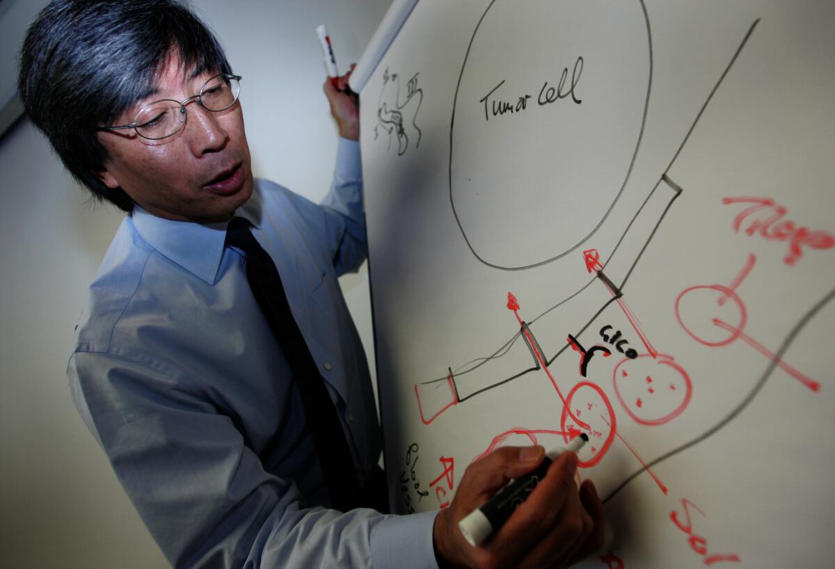 El Dr. Patrick Soon-Shiong, un ex cirujano de trasplantes de la UCLA y ahora un multimillonario empresario de biotecnología, está en el proceso de adquisición de Los Ángeles Times.